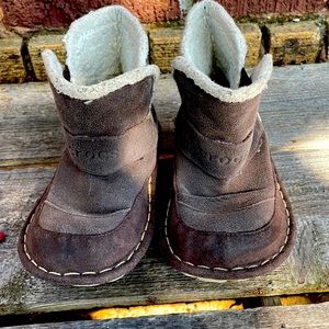 Crocs brown suede sherpa lined unisex little kids boots size 10.